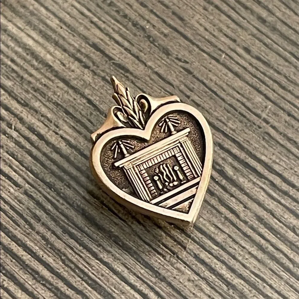 Betty Crocker Heart and Hearth Pin Homemaker of Tomorrow Gold Tone FHA Club